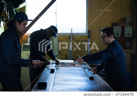 鎮工廠培訓工人 鎮工廠培訓工人 37389470