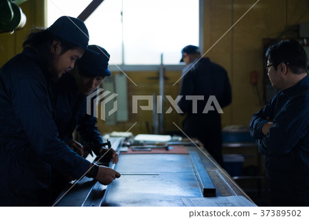 鎮工廠培訓工人 鎮工廠培訓工人 37389502