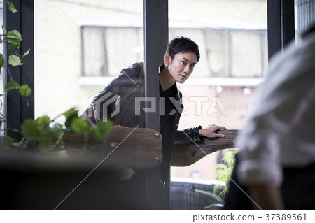 男子進入一家餐館 37389561