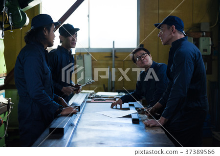 鎮工廠培訓工人 鎮工廠培訓工人 37389566