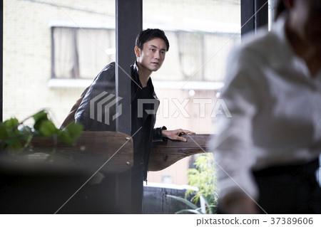 男子進入一家餐館 37389606