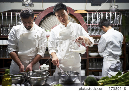 廚師在廚房裡做飯 廚師在廚房裡做飯 37389648