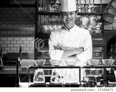 站立在餐館的廚師 37389675