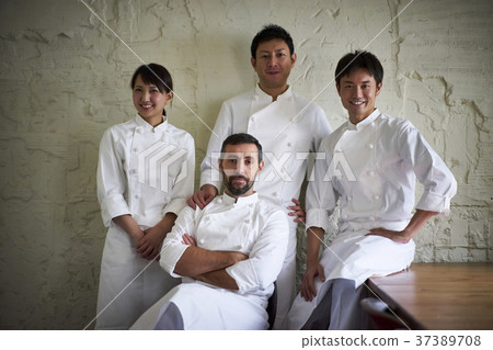 Restaurant employee portrait 37389708
