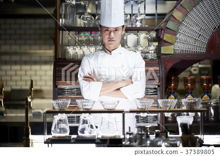 站立在餐館的廚師 站立在餐館的廚師 37389805