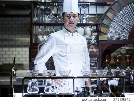 Chef standing in a restaurant 37389842