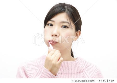 woman brushing teeth 37391746