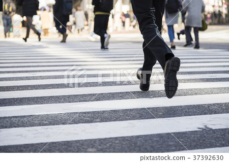 Landscape running across the pedestrian crossing 37392630