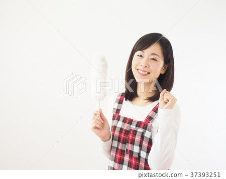 A woman with a mop 37393251
