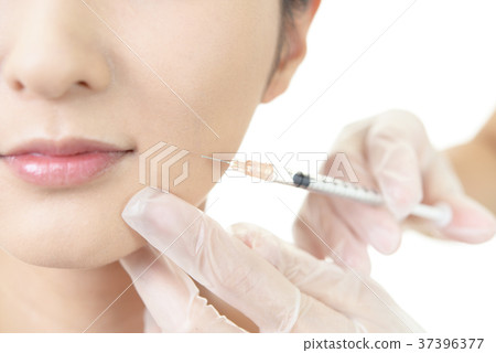 A woman receiving a beauty injection 37396377