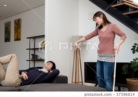 A pregnant wife who complains to help cleaning and a rumbling husband 37396814