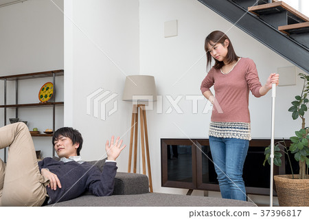 懷孕的妻子抱怨幫助清潔和一個隆隆的丈夫 懷孕的妻子抱怨幫助清潔和一個隆隆的丈夫 37396817