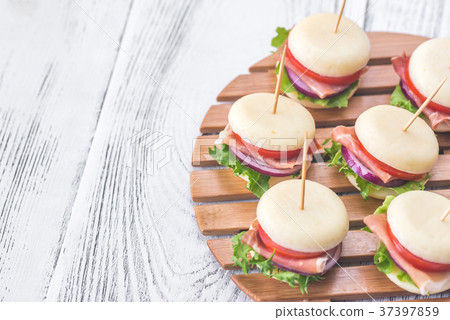 Mini cheese and prosciutto sandwiches Mini cheese and prosciutto sandwiches 37397859
