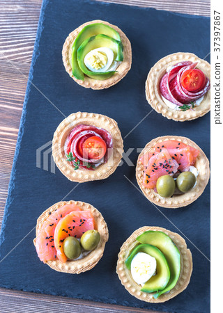 Tartlets with different fillings 37397867