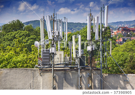 Mobile phone antennas in the city 37398905