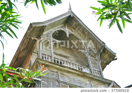 Old wooden villas 37398928