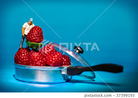 Healthy fresh raspberry Healthy fresh raspberry 37399193