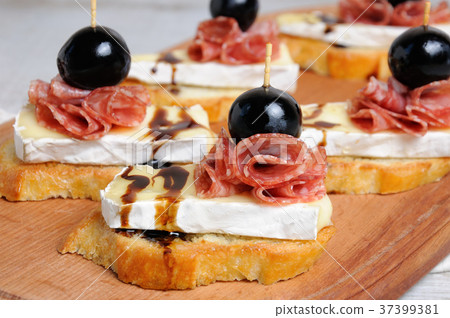 Snack with   Cheese Brie  and salami 37399381