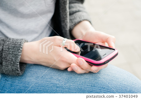 Beautiful young hipster woman using pink smart Beautiful young hipster woman using pink smart 37401049