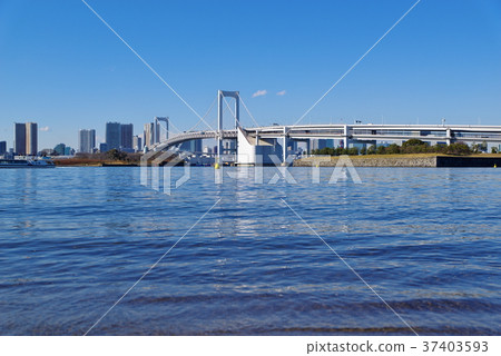 清澈的東京灣彩虹橋在平靜的海面上2012.01 b標準視角靠近沙灘 清澈的東京灣彩虹橋在平靜的海面上2012.01 b標準視角靠近沙灘 37403593