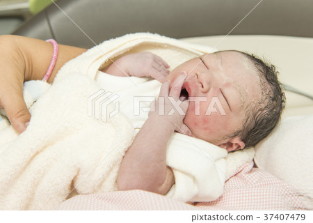 由母親抱著的新生嬰兒 由母親抱著的新生嬰兒 37407479