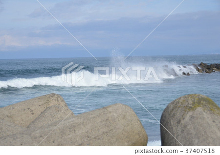 Tetrapods and waves (Iwasehama Beach / Toyama Prefecture Toyama City Iwase) 37407518