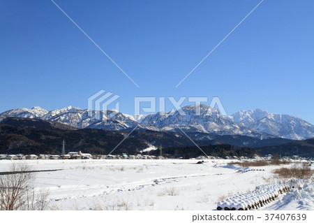 Winter cemetery mountain mass wishing from the bank of the Himekawa river 37407639