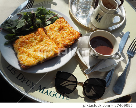 Breakfast with croc mosh and cocoa at a café in Paris 37409095