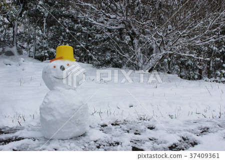 在一個黃色桶帽子的雪人 在一個黃色桶帽子的雪人 37409361