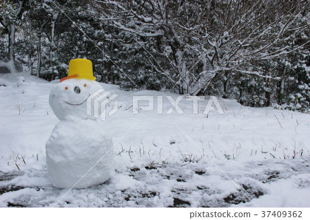 在一個黃色桶帽子的雪人 在一個黃色桶帽子的雪人 37409362