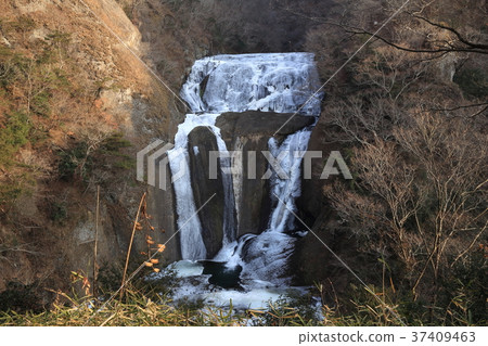 Fukuroda waterfall in winter 37409463