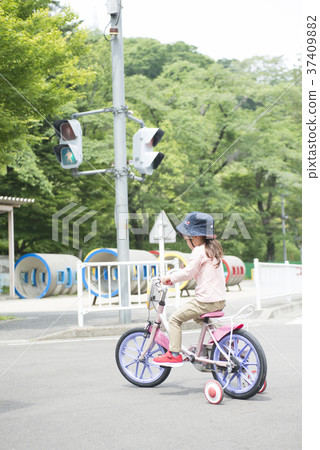 Girl practicing a bicycle 37409882