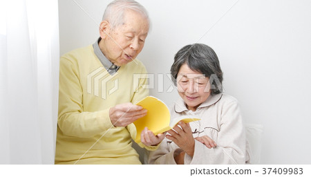 讀書1的年長夫婦 讀書1的年長夫婦 37409983