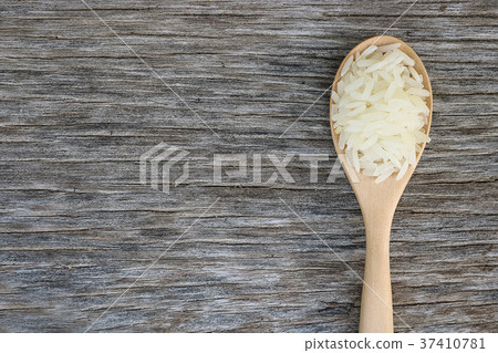 Jasmine rice in wooden spoon 37410781