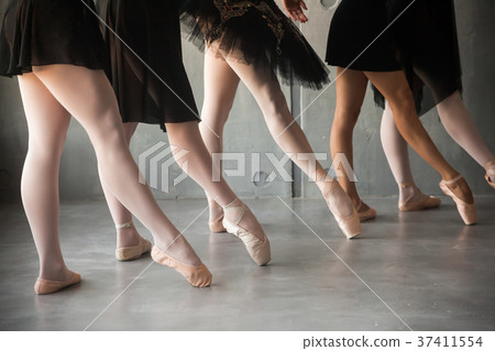 Young women dance ballet 37411554