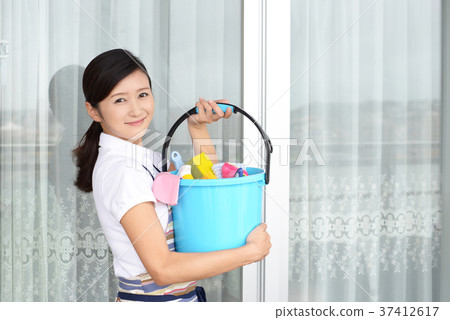 一個女人用清潔工具 一個女人用清潔工具 37412617