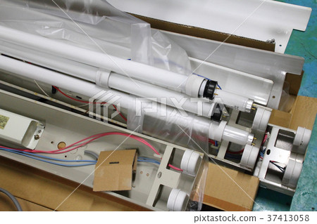 廢棄的熒光燈 37413058