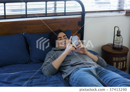 看著智能手機的男人 37413290