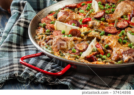 Traditional paella with chicken legs Traditional paella with chicken legs 37414898