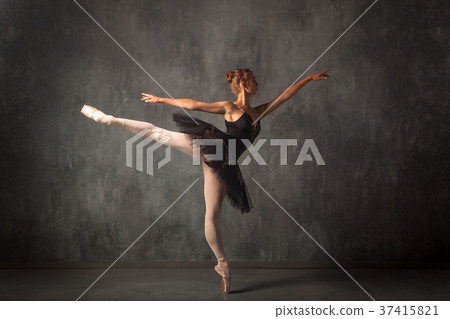 Young women dance ballet Young women dance ballet 37415821