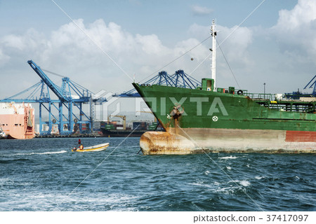 Cargo ships and large harbor cranes, Panama City 37417097