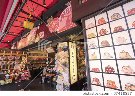 熟悉的神社“Inarisan”的主要神社“伏見稻荷大社”，全國有3萬家公司Inari的信仰的起源是稻荷山 37418537