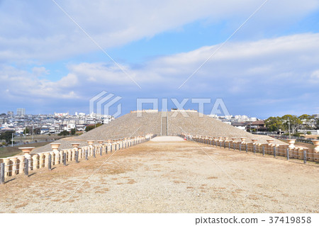 I would like to see a circle from the front of the Goshikizuka Tomb I would like to see a circle from the front of the Goshikizuka Tomb 37419858