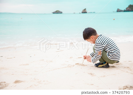 女孩在沙灘上玩 女孩在沙灘上玩 37420793