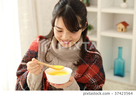 一個女人喝湯 一個女人喝湯 37423564