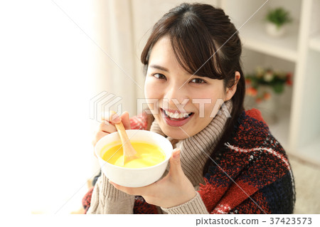 一個女人喝湯 一個女人喝湯 37423573
