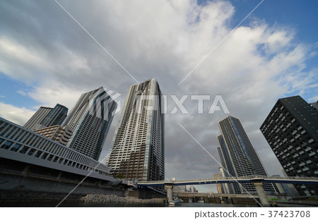 日本的東京都市風景“Aboice Ohashi Bridge and tower apartment group etc.” 日本的東京都市風景“Aboice Ohashi Bridge and tower apartment group etc.” 37423708