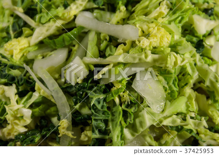 Fresh salad with savoy cabbage and onion close-up 37425953