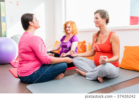 Midwife coaching expectant mothers during Midwife coaching expectant mothers during 37426242