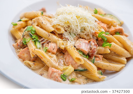 penne pasta bolognese with parmesan 37427300